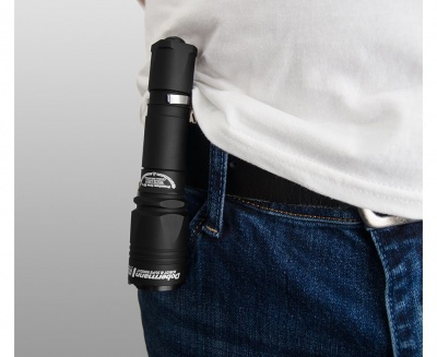 Фонарь тактический Armytek Dobermann XP-L HI Теплый, 977 лм, 1x18650 или 2xCR123A — интернет-магазин «Комбат»