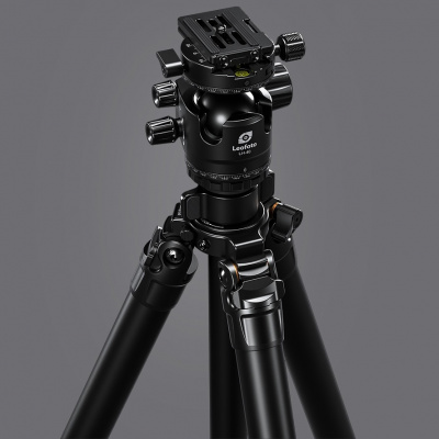 Штатив трипод Leofoto LG-324C+LH-40R (Black) CARBON (размер в собранном виде 580 мм, макс.высота 1685мм (с колонной), 1395мм (без колонны), мин.165 мм, вес 1,98 кг. резьба 3/8) — интернет-магазин «Комбат»