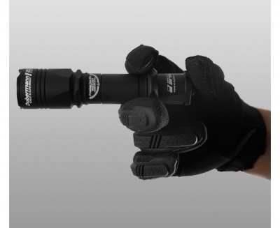 Фонарь тактический Armytek Dobermann XP-L HI Теплый, 977 лм, 1x18650 или 2xCR123A — интернет-магазин «Комбат»