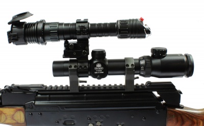 Зеленый лазерный фонарь LS-KS1-G100A (100мВт, максимальный размер пятна 7.8м на 100м, морозостойкий до -20 градусов) — интернет-магазин «Комбат»